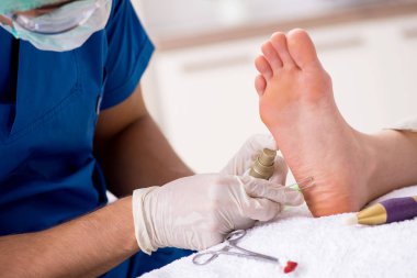 İşlem sırasında ayak tedavi uzmanı