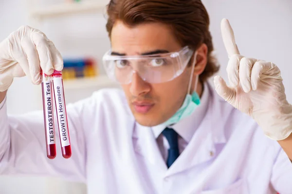 Mladý hezký laboratorní asistent testování krevních vzorků v nemocnici — Stock fotografie