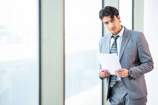 Jeune homme d'affaires prospère travaillant au bureau — Photo