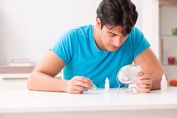 Homem tentando lentes de contato em casa — Fotografia de Stock