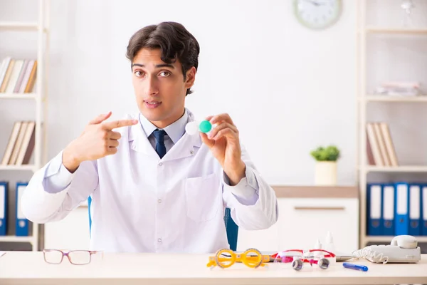 Jeune beau médecin oculiste travaillant à la clinique — Photo