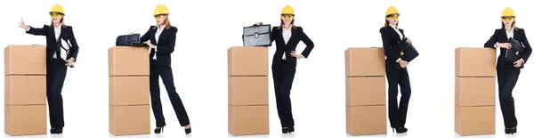 Kobieta budowniczy z pudełka izolowane na białym — Zdjęcie stockowe