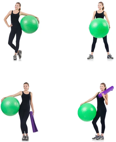 Ung kvinna gör övningar med fitball — Stockfoto