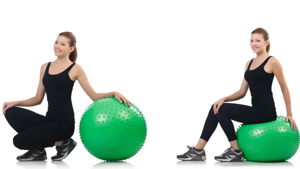 Fiatal nő gyakorolja a fitball — Stock Fotó