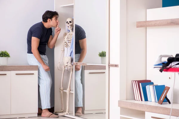 Концепция скелета в шкафу или шкафу — стоковое фото