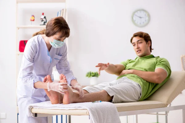 Podólogo tratando los pies durante el procedimiento — Foto de Stock