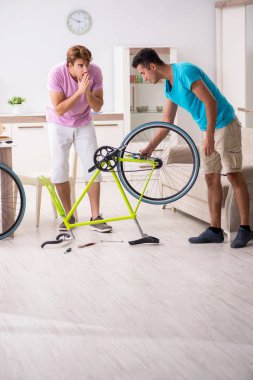 Kırık bisikletini tamir eden adam.