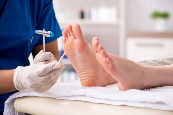 Podiatrist treating feet during procedure — Stock Photo, Image