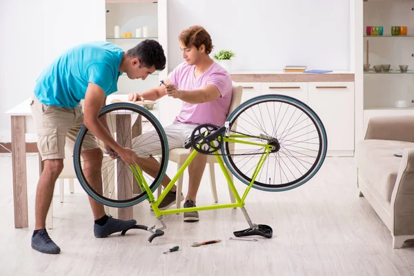 壊れた自転車を修理する男 — ストック写真