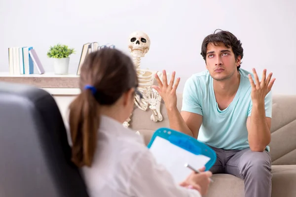 Молодой пациент посещает психолога для терапии — стоковое фото