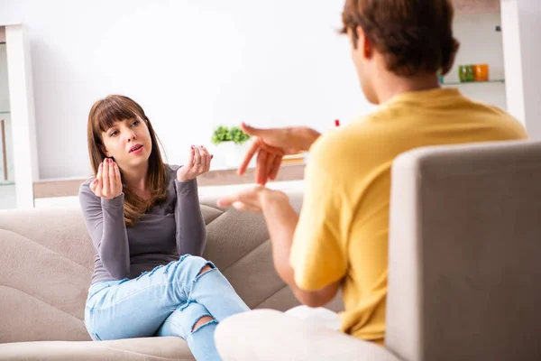 Mujer y hombre aprendiendo lenguaje de señas —  Fotos de Stock