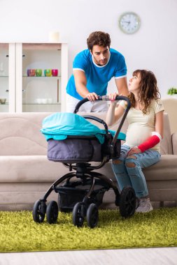 Yeni bir bebek bekleyen genç ebeveynler.