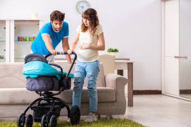 Yeni bir bebek bekleyen genç ebeveynler.