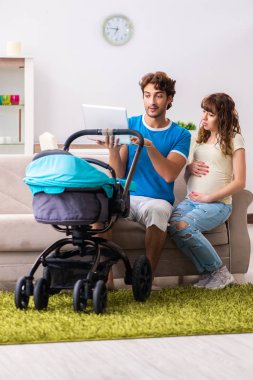 Yeni bir bebek bekleyen genç ebeveynler.
