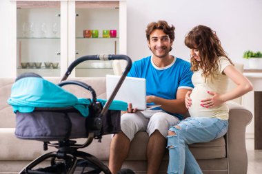 Yeni bir bebek bekleyen genç ebeveynler.