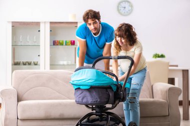 Yeni bir bebek bekleyen genç ebeveynler.