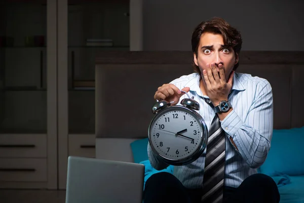 Unavený podnikatel pracuje v noci přesčas doma — Stock fotografie