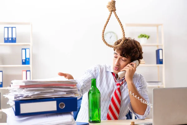 Empresário desesperado pensando em cometer suicídio enforcado — Fotografia de Stock