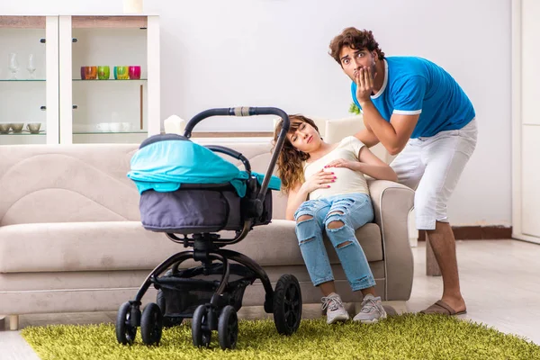 Junge Eltern mit Baby erwarten Nachwuchs — Stockfoto