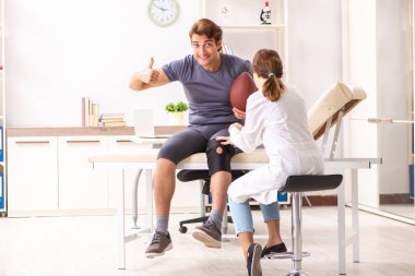 Yakışıklı Amerikan futbolcusu kadın doktor travmasını ziyaret ediyor.