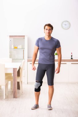 Adam diz yaralanma kurtarma için egzersiz