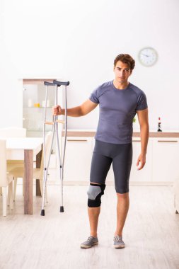 Adam diz yaralanma kurtarma için egzersiz