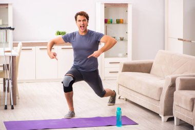 Adam diz yaralanma kurtarma için egzersiz