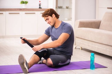 Adam diz yaralanma kurtarma için egzersiz