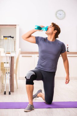 Adam diz yaralanma kurtarma için egzersiz