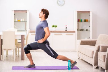 Adam diz yaralanma kurtarma için egzersiz