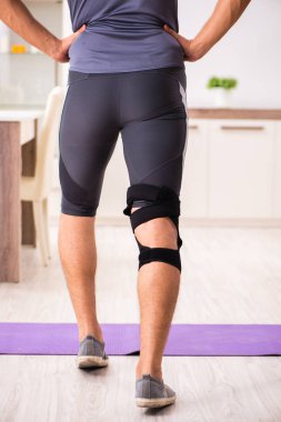 Adam diz yaralanma kurtarma için egzersiz