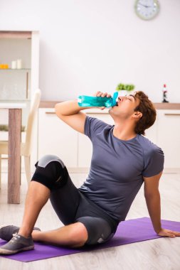 Adam diz yaralanma kurtarma için egzersiz