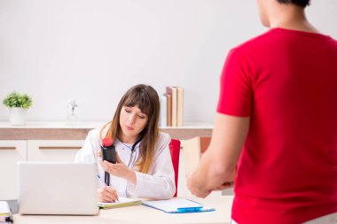 Kurye hastaneye acil paket getiriyor.