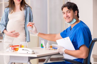 Hamile kadın check-up için doktoru ziyaret ediyor.