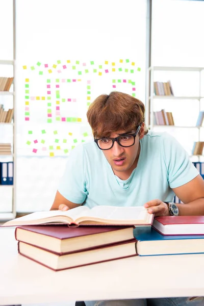 Estudiante Preparándose Para Exámenes Universitarios — Foto de Stock