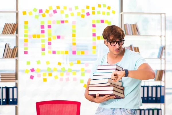 Estudiante preparándose para exámenes universitarios —  Fotos de Stock