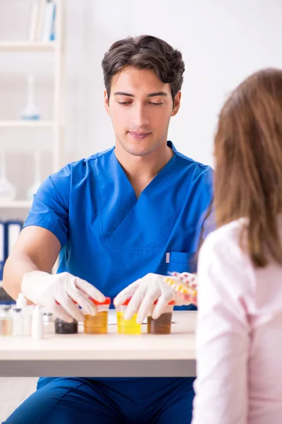 Patientbesök läkare för urinprov — Stockfoto