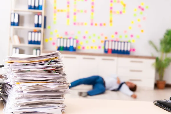 Jovem trabalhador que sofre de excesso de trabalho — Fotografia de Stock