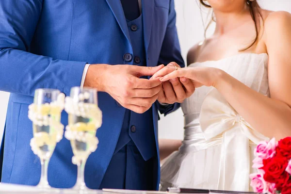 Ceremonia de boda con esposa y marido —  Fotos de Stock