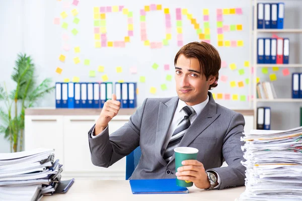 Jeune beau employé assis au bureau — Photo