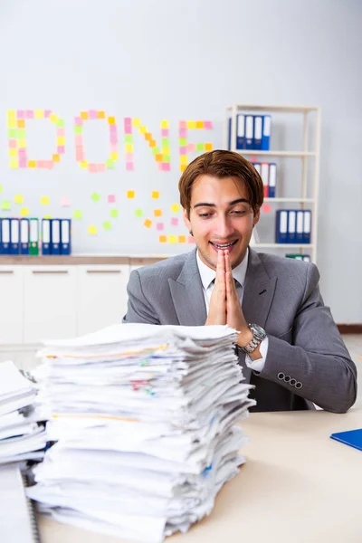 Junge hübsche Angestellte sitzt im Büro — Stockfoto