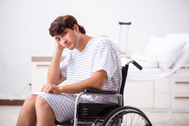 Yakışıklı delikanlı hastanede tekerlekli sandalyede 