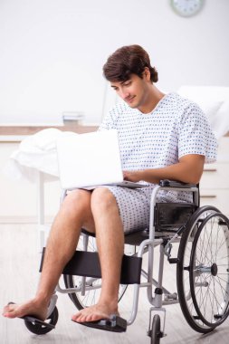 Yakışıklı delikanlı hastanede tekerlekli sandalyede 