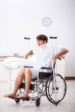 Yakışıklı delikanlı hastanede tekerlekli sandalyede 