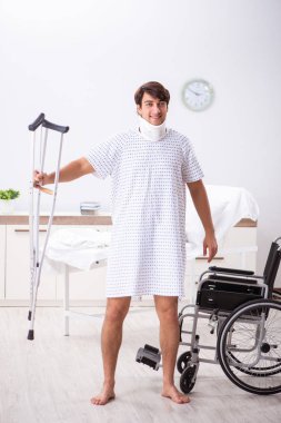 Yakışıklı delikanlı hastanede tekerlekli sandalyede 