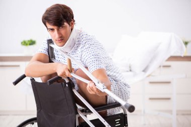 Yakışıklı delikanlı hastanede tekerlekli sandalyede 