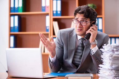 Genç yakışıklı iş adamı aşırı işten memnun değil. 