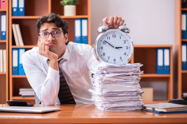 Genç yakışıklı iş adamı aşırı işten memnun değil. 