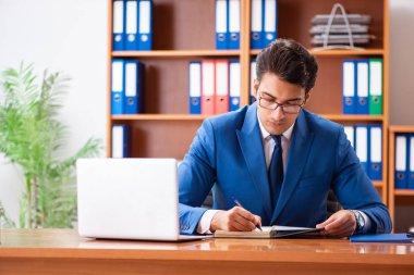 Ofiste çalışan genç bir çalışan.