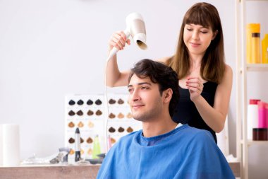 Genç çekici adam bayan berberi ziyaret ediyor. 